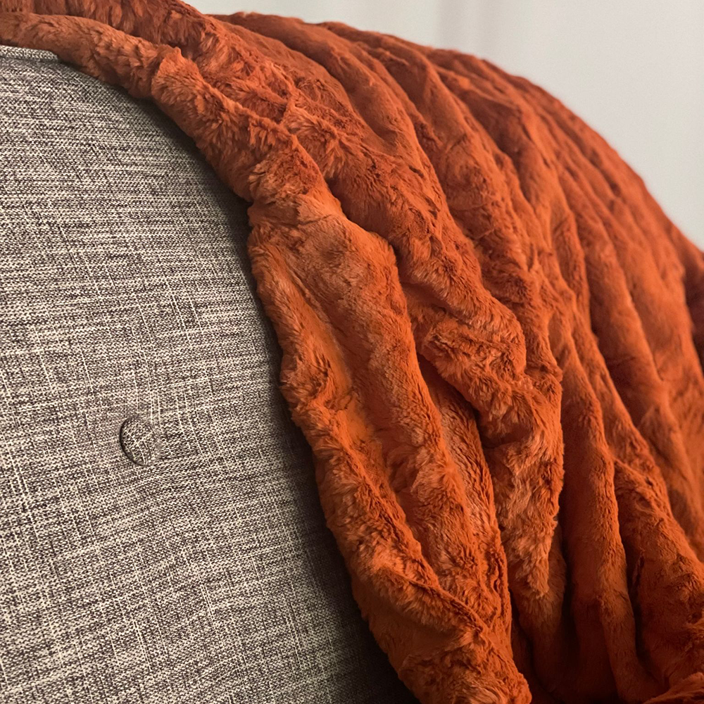 Bee Luxe Plush Blanket - Pumpkin Spice