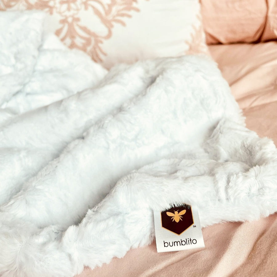 Everyday Bee Luxe Blanket Plush - Snowflake